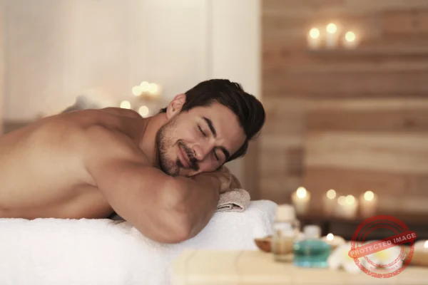 Massagem Velas Homem Deitado